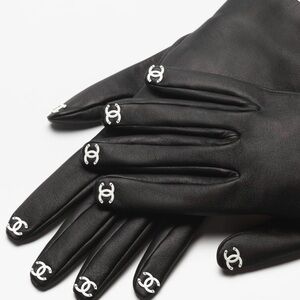 CHANEL Black Leather Gloves with Signature Logo